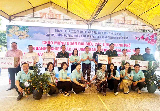 Bộ Tư lệnh Vùng 5 Hải quân: Thăm, tặng quà cán bộ, chiến sĩ và các lực lượng trên đảo Hòn Đốc- Ảnh 9.