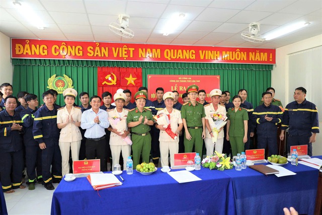 Cần Thơ ra mắt Đội chữa cháy và cứu nạn, cứu hộ khu vực Vị Thanh và Cái Tắc- Ảnh 5. Cần Thơ ra mắt Đội chữa cháy và cứu nạn, cứu hộ khu vực Vị Thanh và Cái Tắc- Ảnh 5.