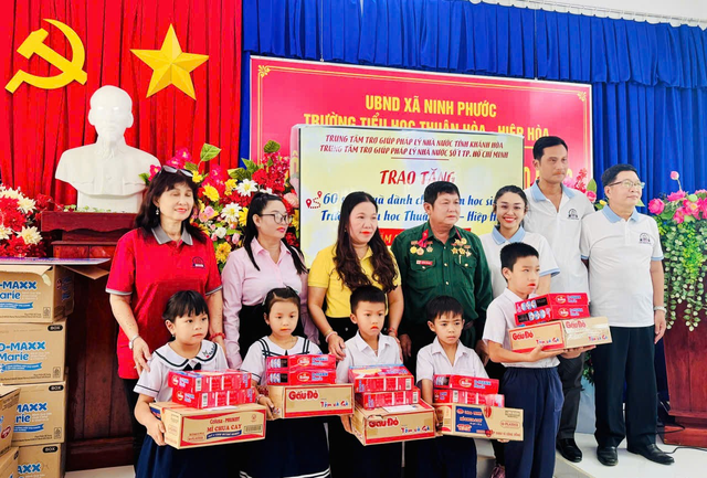 Sở Tư pháp TP. Hồ Chí Minh: Tặng quà học sinh và hộ dân bị ngập lụt tại Khánh Hoà, Lâm Đồng- Ảnh 2.