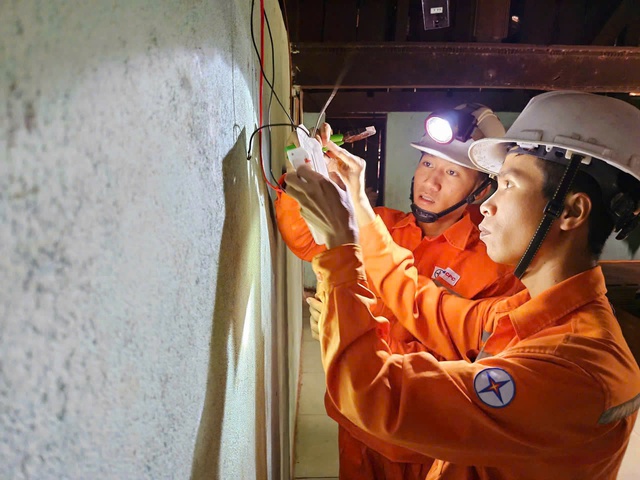 PC Đà Nẵng hoàn thành cấp điện lên Nóc Tu Nương trước Tết Nguyên đán 2026- Ảnh 1.