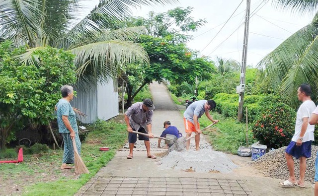 Huy động sức dân sửa chữa, giặm vá những đoạn, tuyến lộ GTNT bị xuống cấp- Ảnh 1. Huy động sức dân sửa chữa, giặm vá những đoạn, tuyến lộ GTNT bị xuống cấp- Ảnh 1.