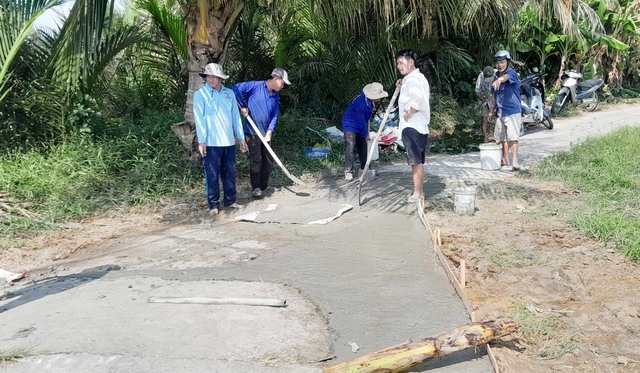 Huy động sức dân sửa chữa, giặm vá những đoạn, tuyến lộ GTNT bị xuống cấp- Ảnh 2. Huy động sức dân sửa chữa, giặm vá những đoạn, tuyến lộ GTNT bị xuống cấp- Ảnh 2.