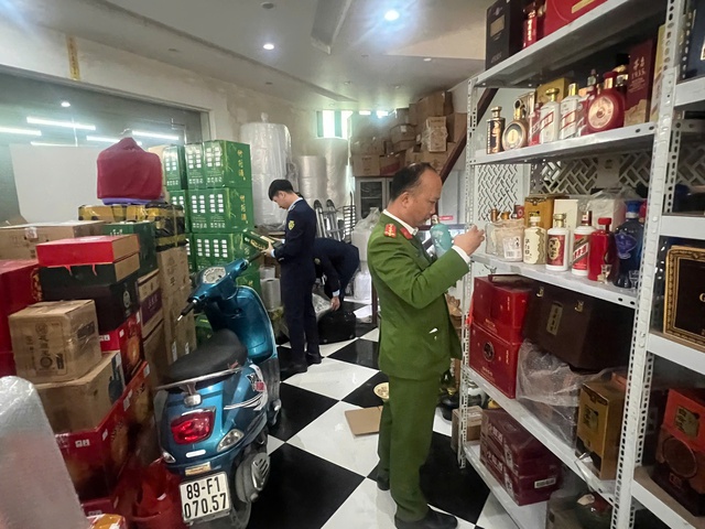Tiêu hủy hơn 2.200 chai rượu ngoại nhập lậu, không rõ nguồn gốc- Ảnh 1.