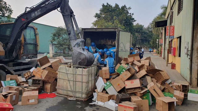 Tiêu hủy hơn 2.200 chai rượu ngoại nhập lậu, không rõ nguồn gốc- Ảnh 2.