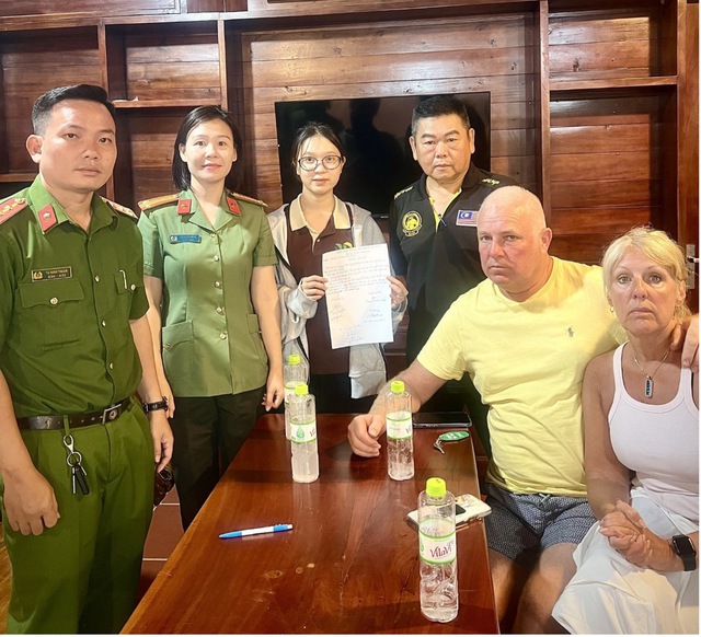 Công an đặc khu Phú Quốc hỗ trợ 2 du khách người Anh nhận lại gần 300 triệu đồng do nhầm lẫn thanh toán- Ảnh 1.
