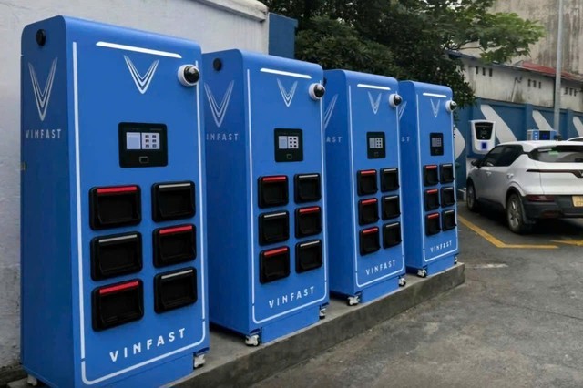 TPHCM triển khai lắp đặt tủ đổi pin xe máy điện trên vỉa hè- Ảnh 1. TPHCM triển khai lắp đặt tủ đổi pin xe máy điện trên vỉa hè- Ảnh 1.