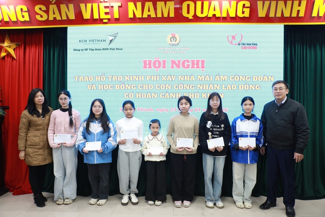 Bắc Ninh trao "Mái ấm công đoàn" và học bổng cho con công nhân hoàn cảnh khó khăn- Ảnh 1.