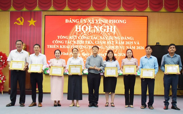 An Giang: Xã Vĩnh Phong tổng kết công tác xây dựng Đảng và công tác kiểm tra, giám sát năm 2025- Ảnh 4. An Giang: Xã Vĩnh Phong tổng kết công tác xây dựng Đảng và công tác kiểm tra, giám sát năm 2025- Ảnh 4.