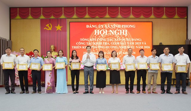 An Giang: Xã Vĩnh Phong tổng kết công tác xây dựng Đảng và công tác kiểm tra, giám sát năm 2025- Ảnh 2. An Giang: Xã Vĩnh Phong tổng kết công tác xây dựng Đảng và công tác kiểm tra, giám sát năm 2025- Ảnh 2.