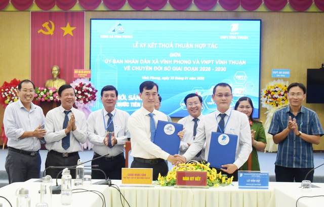 An Giang: Xã Vĩnh Phong ký kết hợp tác chuyển đổi số với VNPT Vĩnh Thuận- Ảnh 1.