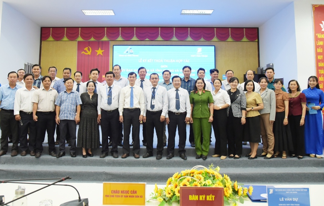 An Giang: Xã Vĩnh Phong ký kết hợp tác chuyển đổi số với VNPT Vĩnh Thuận- Ảnh 2.