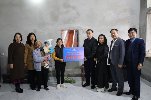 Bắc Ninh trao "Mái ấm công đoàn" và học bổng cho con công nhân hoàn cảnh khó khăn- Ảnh 2.