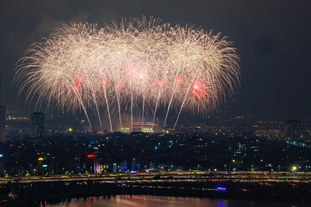 Từ Phú Quốc, Đà Nẵng, Sun Group mang cả bầu trời pháo hoa đỉnh cao ra Thủ đô- Ảnh 1.