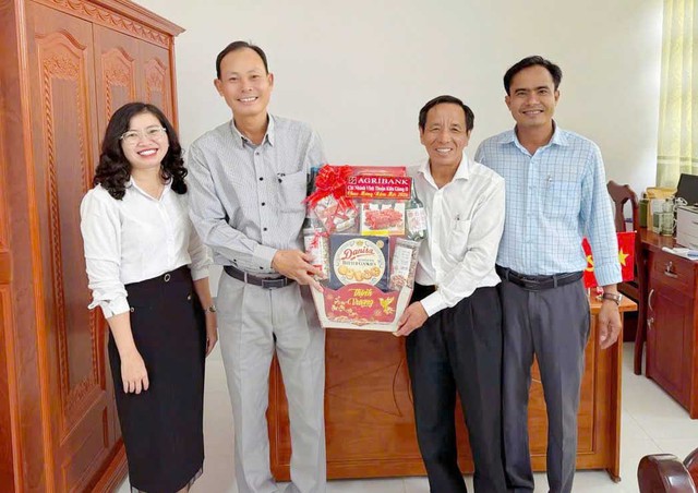 Agribank chi nhánh Vĩnh Thuận Kiên Giang II thăm, chúc Tết các cơ quan, đơn vị- Ảnh 2.