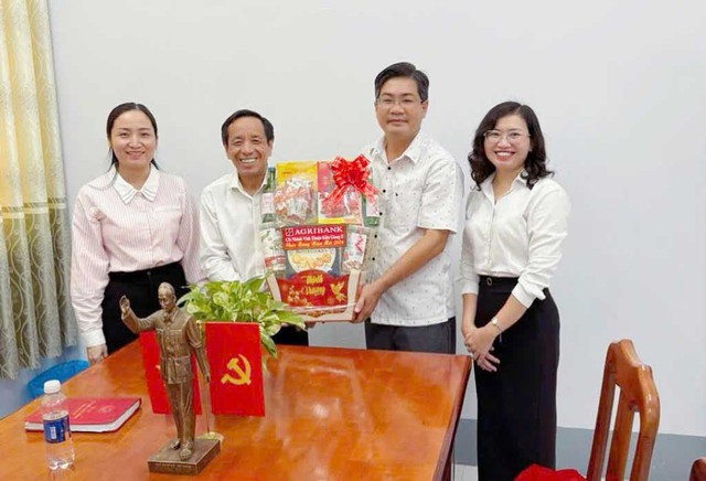 Agribank chi nhánh Vĩnh Thuận Kiên Giang II thăm, chúc Tết các cơ quan, đơn vị- Ảnh 5.
