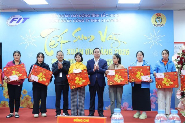 Bắc Ninh trao 360 suất quà cho đoàn viên, người lao động khó khăn- Ảnh 1. Bắc Ninh trao 360 suất quà cho đoàn viên, người lao động khó khăn- Ảnh 1.