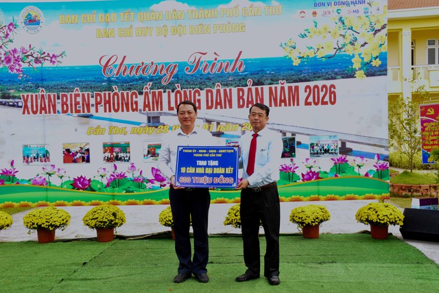 Mang mùa xuân ấm áp đến với bà con nhân dân xã đảo Cù Lao Dung- Ảnh 1. Mang mùa xuân ấm áp đến với bà con nhân dân xã đảo Cù Lao Dung- Ảnh 1.