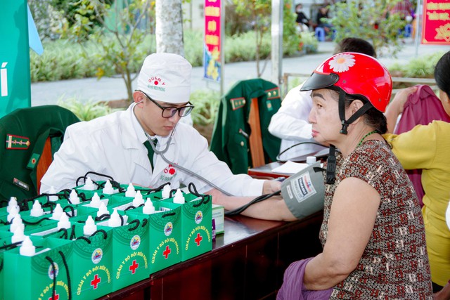 Mang mùa xuân ấm áp đến với bà con nhân dân xã đảo Cù Lao Dung- Ảnh 9. Mang mùa xuân ấm áp đến với bà con nhân dân xã đảo Cù Lao Dung- Ảnh 9.