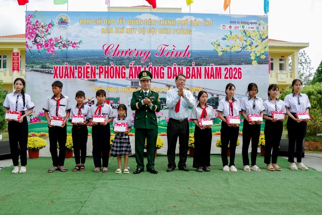 Mang mùa xuân ấm áp đến với bà con nhân dân xã đảo Cù Lao Dung- Ảnh 3. Mang mùa xuân ấm áp đến với bà con nhân dân xã đảo Cù Lao Dung- Ảnh 3.