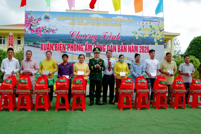 Mang mùa xuân ấm áp đến với bà con nhân dân xã đảo Cù Lao Dung- Ảnh 4. Mang mùa xuân ấm áp đến với bà con nhân dân xã đảo Cù Lao Dung- Ảnh 4.