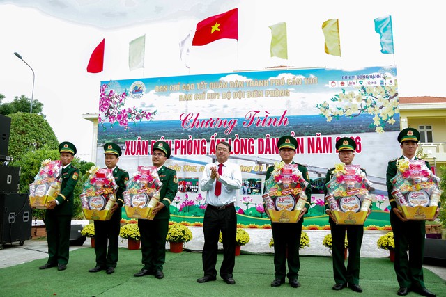 Mang mùa xuân ấm áp đến với bà con nhân dân xã đảo Cù Lao Dung- Ảnh 7. Mang mùa xuân ấm áp đến với bà con nhân dân xã đảo Cù Lao Dung- Ảnh 7.