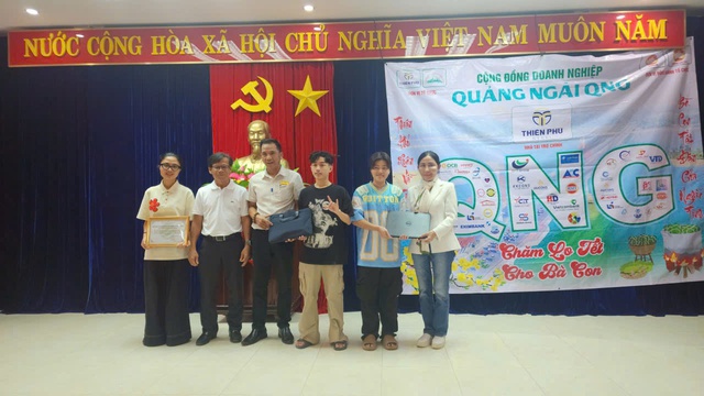 Quảng Ngãi: Lan tỏa nghĩa tình doanh nghiệp xa quê chăm lo Tết cho bà con quê nhà- Ảnh 4. Quảng Ngãi: Lan tỏa nghĩa tình doanh nghiệp xa quê chăm lo Tết cho bà con quê nhà- Ảnh 4.