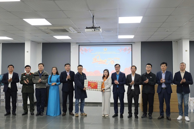 Đồng chí Lâm Thị Hương Thành thăm, tặng quà công nhân lao động có hoàn cảnh khó khăn tại Công ty TNHH Luxshare-ICT Việt Nam- Ảnh 1. Đồng chí Lâm Thị Hương Thành thăm, tặng quà công nhân lao động có hoàn cảnh khó khăn tại Công ty TNHH Luxshare-ICT Việt Nam- Ảnh 1.