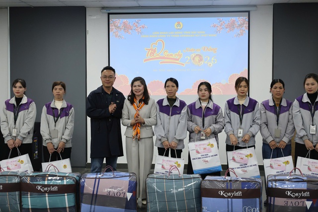 Đồng chí Lâm Thị Hương Thành thăm, tặng quà công nhân lao động có hoàn cảnh khó khăn tại Công ty TNHH Luxshare-ICT Việt Nam- Ảnh 2. Đồng chí Lâm Thị Hương Thành thăm, tặng quà công nhân lao động có hoàn cảnh khó khăn tại Công ty TNHH Luxshare-ICT Việt Nam- Ảnh 2.