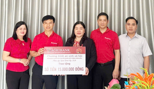 Agribank Chi nhánh U Minh Thượng Kiên Giang II trao tặng quà Tết tại xã Vĩnh Hoà và U Minh Thượng- Ảnh 1. Agribank Chi nhánh U Minh Thượng Kiên Giang II trao tặng quà Tết tại xã Vĩnh Hoà và U Minh Thượng- Ảnh 1.