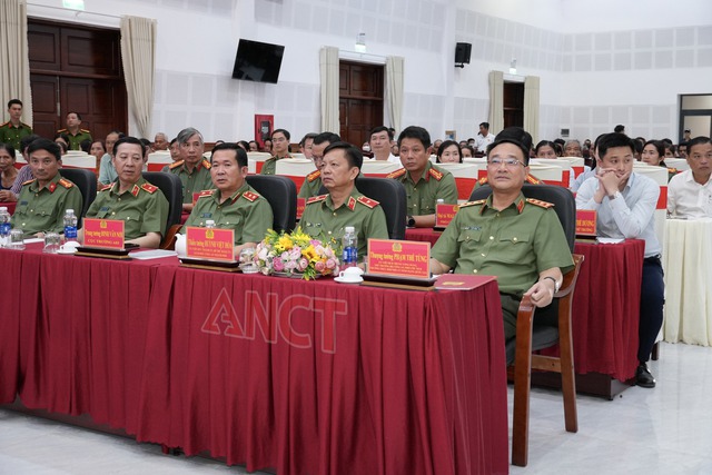 Bộ Công an trao tặng quà Tết cho người dân TP Cần Thơ- Ảnh 1.