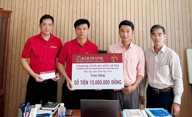 Agribank Chi nhánh U Minh Thượng Kiên Giang II trao tặng quà Tết tại xã Vĩnh Hoà và U Minh Thượng- Ảnh 2. Agribank Chi nhánh U Minh Thượng Kiên Giang II trao tặng quà Tết tại xã Vĩnh Hoà và U Minh Thượng- Ảnh 2.