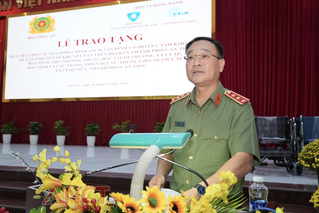 Bộ Công an trao tặng quà Tết cho người dân TP Cần Thơ- Ảnh 3.