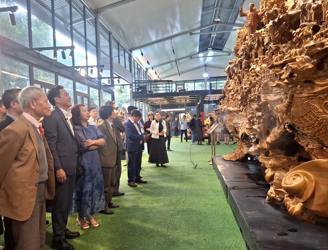 Non bộ "Cội nguồn" và khát vọng đánh thức linh hồn của gỗ- Ảnh 2. Non bộ "Cội nguồn" và khát vọng đánh thức linh hồn của gỗ- Ảnh 2.