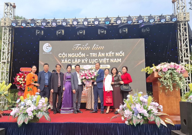 Non bộ "Cội nguồn" và khát vọng đánh thức linh hồn của gỗ- Ảnh 7. Non bộ "Cội nguồn" và khát vọng đánh thức linh hồn của gỗ- Ảnh 7.