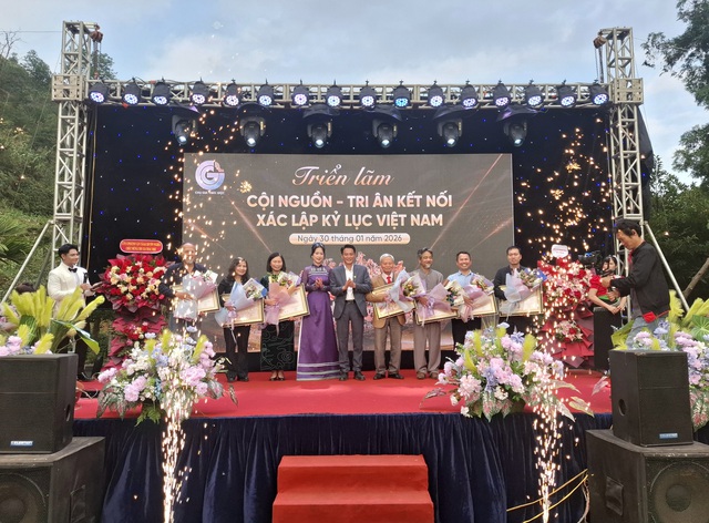 Non bộ "Cội nguồn" và khát vọng đánh thức linh hồn của gỗ- Ảnh 5. Non bộ "Cội nguồn" và khát vọng đánh thức linh hồn của gỗ- Ảnh 5.