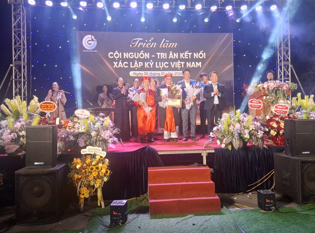 Non bộ "Cội nguồn" và khát vọng đánh thức linh hồn của gỗ- Ảnh 6. Non bộ "Cội nguồn" và khát vọng đánh thức linh hồn của gỗ- Ảnh 6.