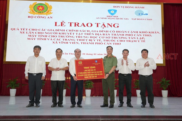 Bộ Công an trao tặng quà Tết cho người dân TP Cần Thơ- Ảnh 2.