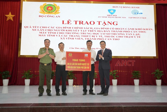 Bộ Công an trao tặng quà Tết cho người dân TP Cần Thơ- Ảnh 4.