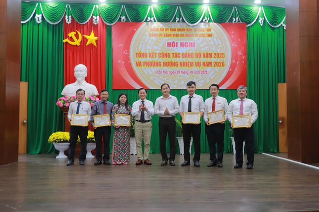 Đảng bộ Bệnh viện Đa khoa TP Cần Thơ: Gắn công tác Đảng với sứ mệnh chăm sóc sức khoẻ Nhân dân- Ảnh 3. Đảng bộ Bệnh viện Đa khoa TP Cần Thơ: Gắn công tác Đảng với sứ mệnh chăm sóc sức khoẻ Nhân dân- Ảnh 3.