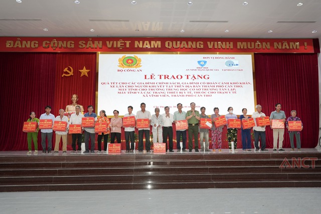 Bộ Công an trao tặng quà Tết cho người dân TP Cần Thơ- Ảnh 7.