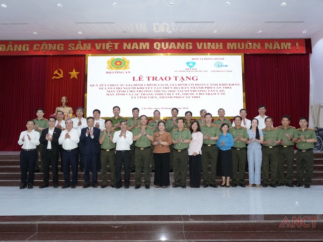 Bộ Công an trao tặng quà Tết cho người dân TP Cần Thơ- Ảnh 8.