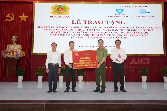 Bộ Công an trao tặng quà Tết cho người dân TP Cần Thơ- Ảnh 6.