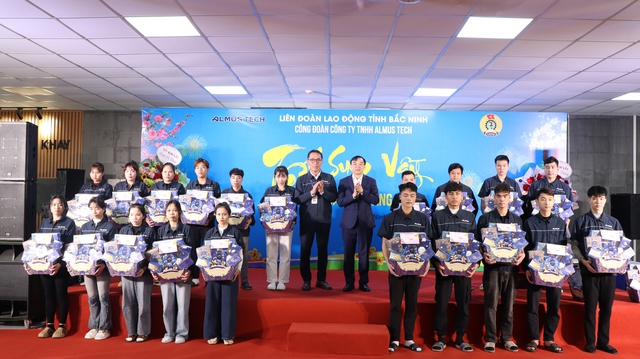 Trưởng ban Tuyên giáo và Dân vận Tỉnh ủy Bắc Ninh thăm, chúc Tết công nhân Almus Tech- Ảnh 1.