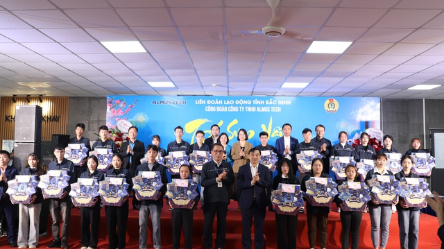 Trưởng ban Tuyên giáo và Dân vận Tỉnh ủy Bắc Ninh thăm, chúc Tết công nhân Almus Tech- Ảnh 3.