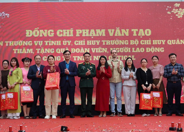 Lãnh đạo tỉnh Bắc Ninh trao quà Tết cho công nhân Công ty TNHH Neo Optical- Ảnh 1.