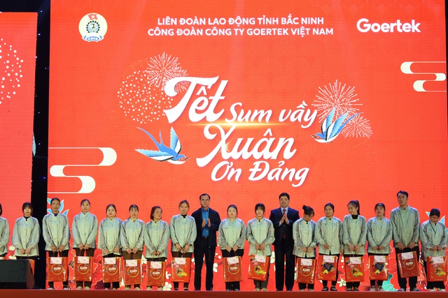 Chủ tịch Tổng LĐLĐ Việt Nam vui "Tết Sum vầy - Xuân ơn Đảng" cùng công nhân lao động- Ảnh 1. Chủ tịch Tổng LĐLĐ Việt Nam vui "Tết Sum vầy - Xuân ơn Đảng" cùng công nhân lao động- Ảnh 1.