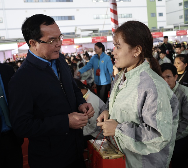 Chủ tịch Tổng LĐLĐ Việt Nam vui "Tết Sum vầy - Xuân ơn Đảng" cùng công nhân lao động- Ảnh 2. Chủ tịch Tổng LĐLĐ Việt Nam vui "Tết Sum vầy - Xuân ơn Đảng" cùng công nhân lao động- Ảnh 2.