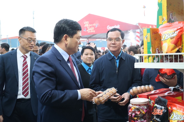 Chủ tịch Tổng LĐLĐ Việt Nam vui "Tết Sum vầy - Xuân ơn Đảng" cùng công nhân lao động- Ảnh 4. Chủ tịch Tổng LĐLĐ Việt Nam vui "Tết Sum vầy - Xuân ơn Đảng" cùng công nhân lao động- Ảnh 4.