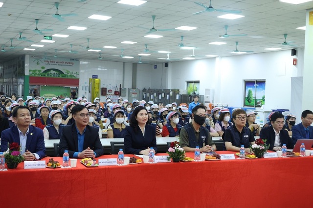 Phó Trưởng Đoàn ĐBQH tỉnh Bắc Ninh thăm, trao quà Tết cho công nhân EM-Tech Việt Nam- Ảnh 3.