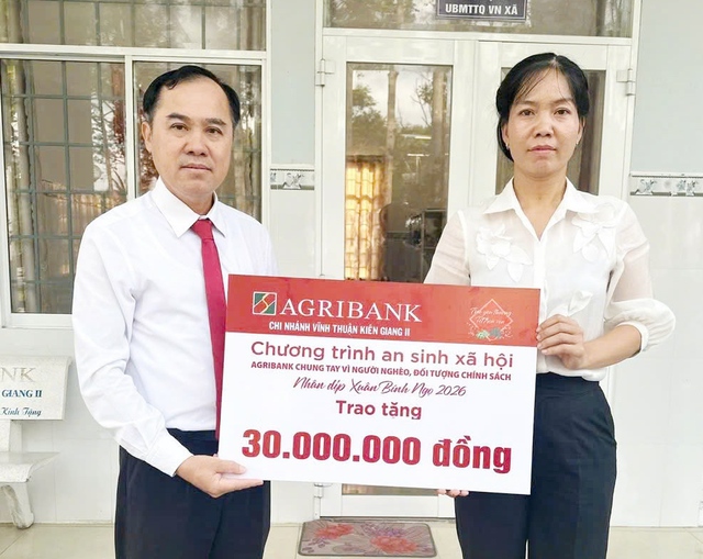 Agribank Chi nhánh Vĩnh Thuận Kiên Giang II tặng quà Tết tại xã Vĩnh Phong, Vĩnh Thuận và Vĩnh Bình- Ảnh 1.